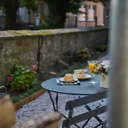 Le Clos De La Vieille Dame Bed & Breakfast *