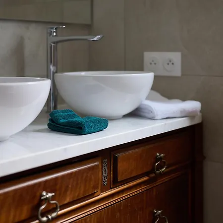 Le Clos De La Vieille Dame Bed & Breakfast *